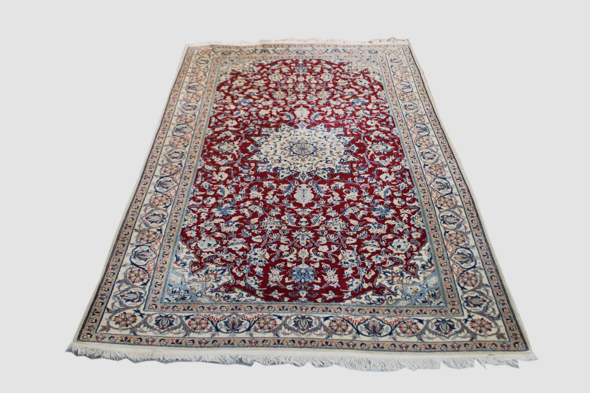 Nain, Teppich 纳因，地毯，波斯，九，1960年代。尺寸：122 x 203厘米。