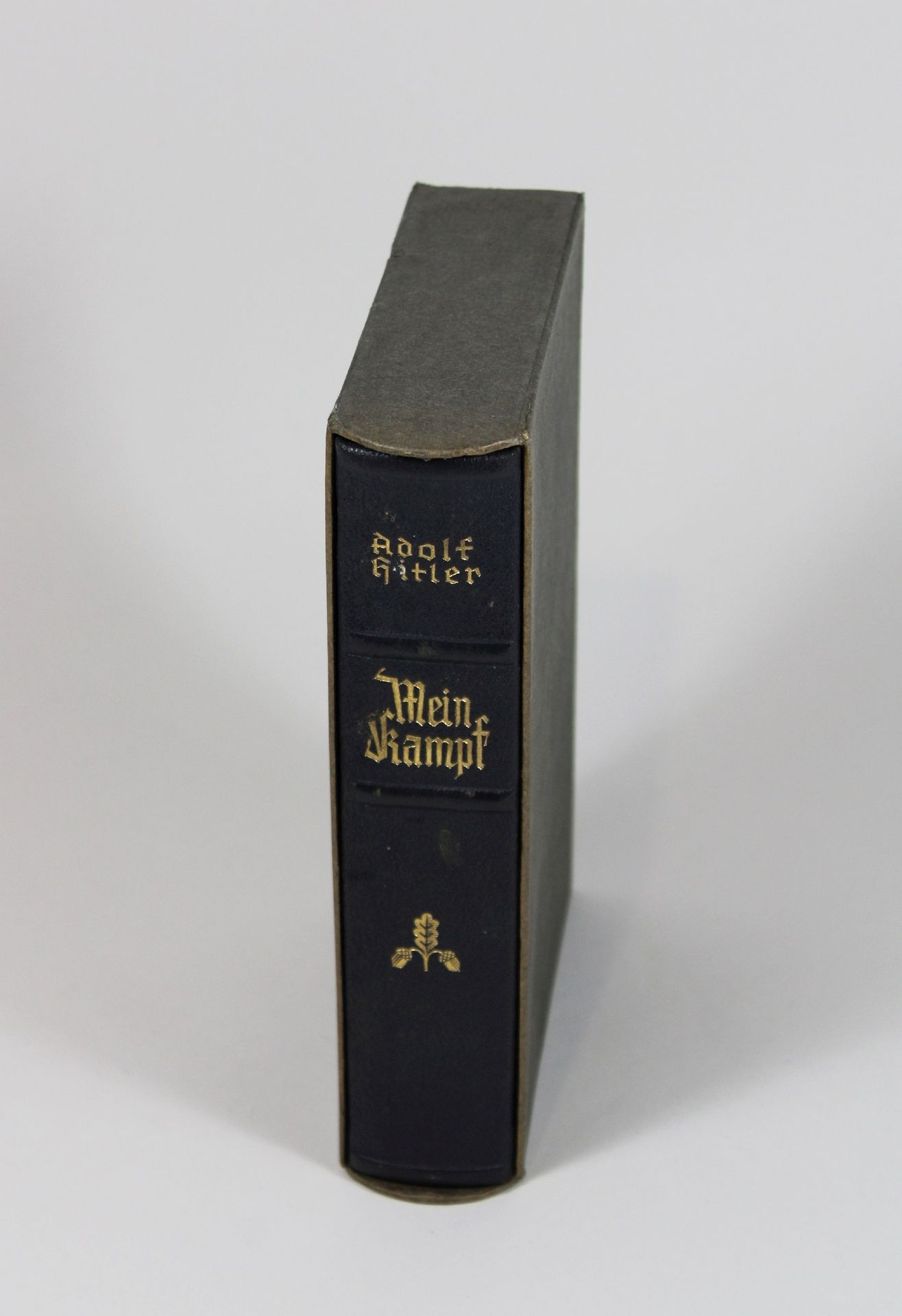 Mein Kampf, Zwei Bände 我的奋斗》，两卷合一，未删节版，第227-231版，1937年，慕尼黑。状况良好，年代久远，已发黄。