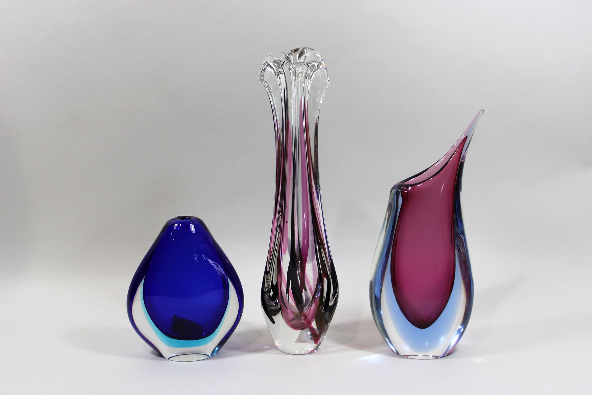 Konvolut drei Muranovasen 三组穆拉诺花瓶，玻璃，无色玻璃部分染成紫色和蓝色，口吹，各种形状，一个花瓶的尺寸。Max Verboeket&hellip;