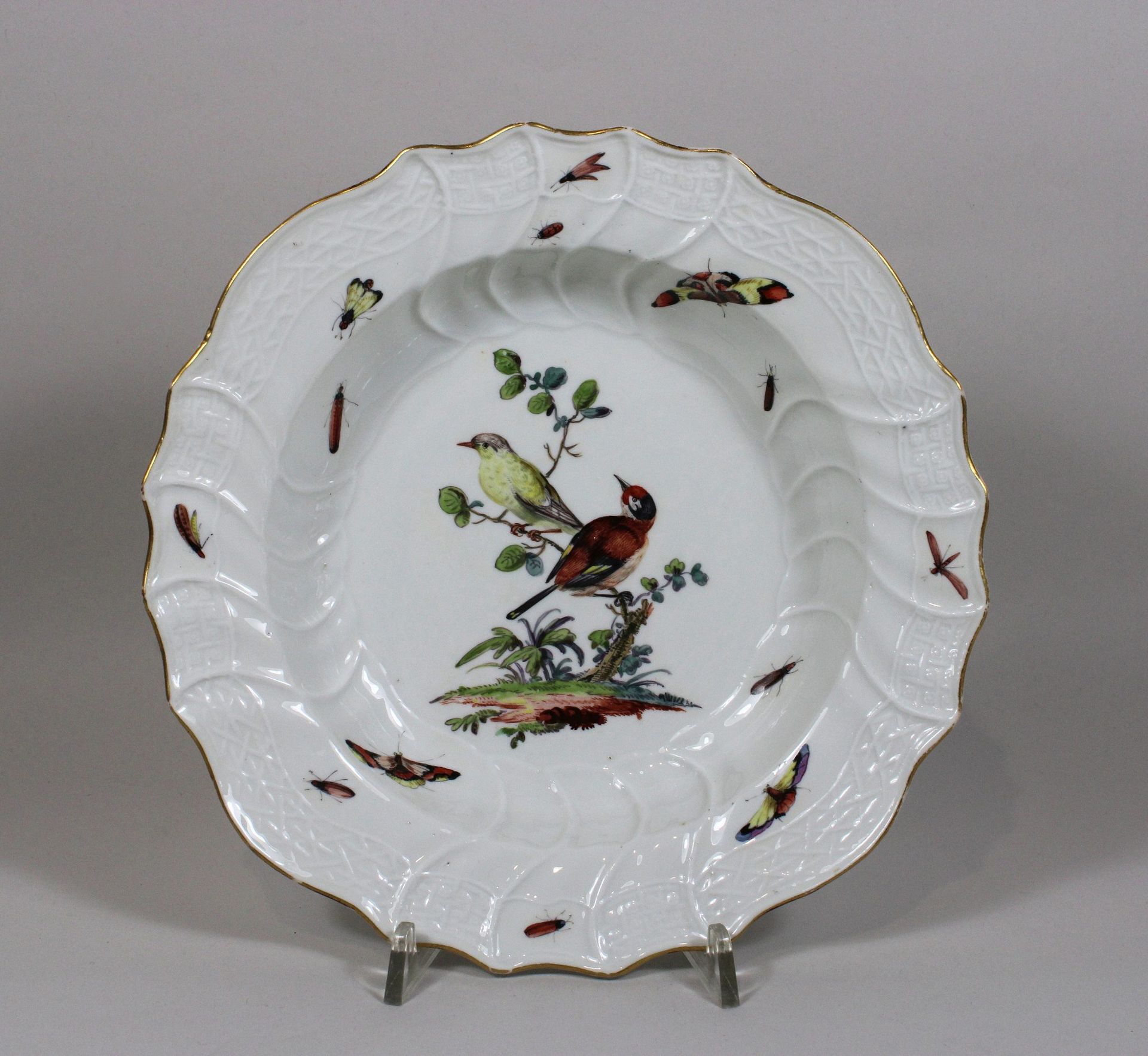 Porzellanteller, Meissen 瓷盘，迈森，18世纪，第一选择，底部有标记，镜中的鸟景，金边。Dm.: 23 cm.良好，与年龄有关的状况，黄&hellip;