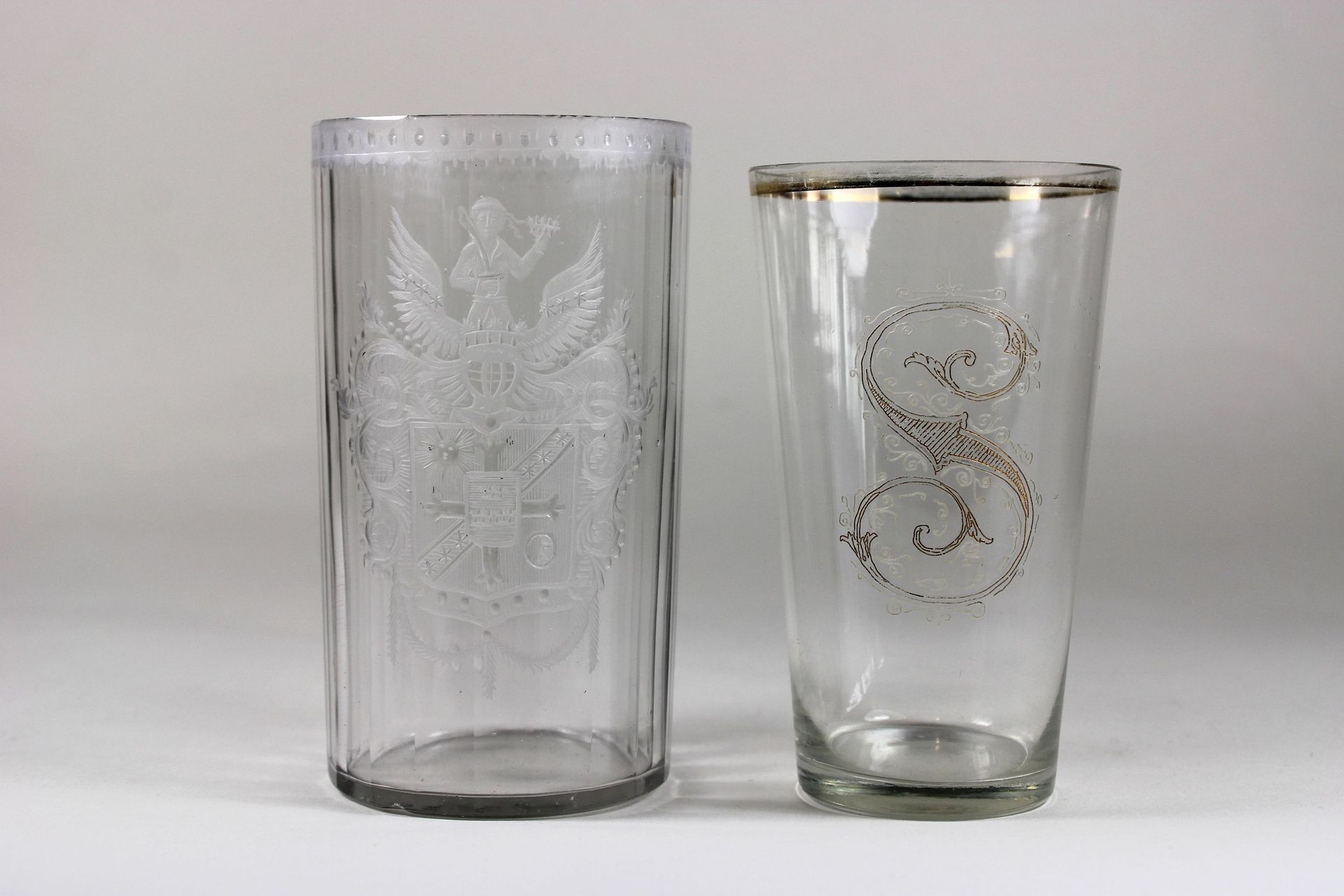 Zwei Gläser, 18. Jh. Deux verres, 18e s., un verre décoré d'or, monogrammé S, un&hellip;