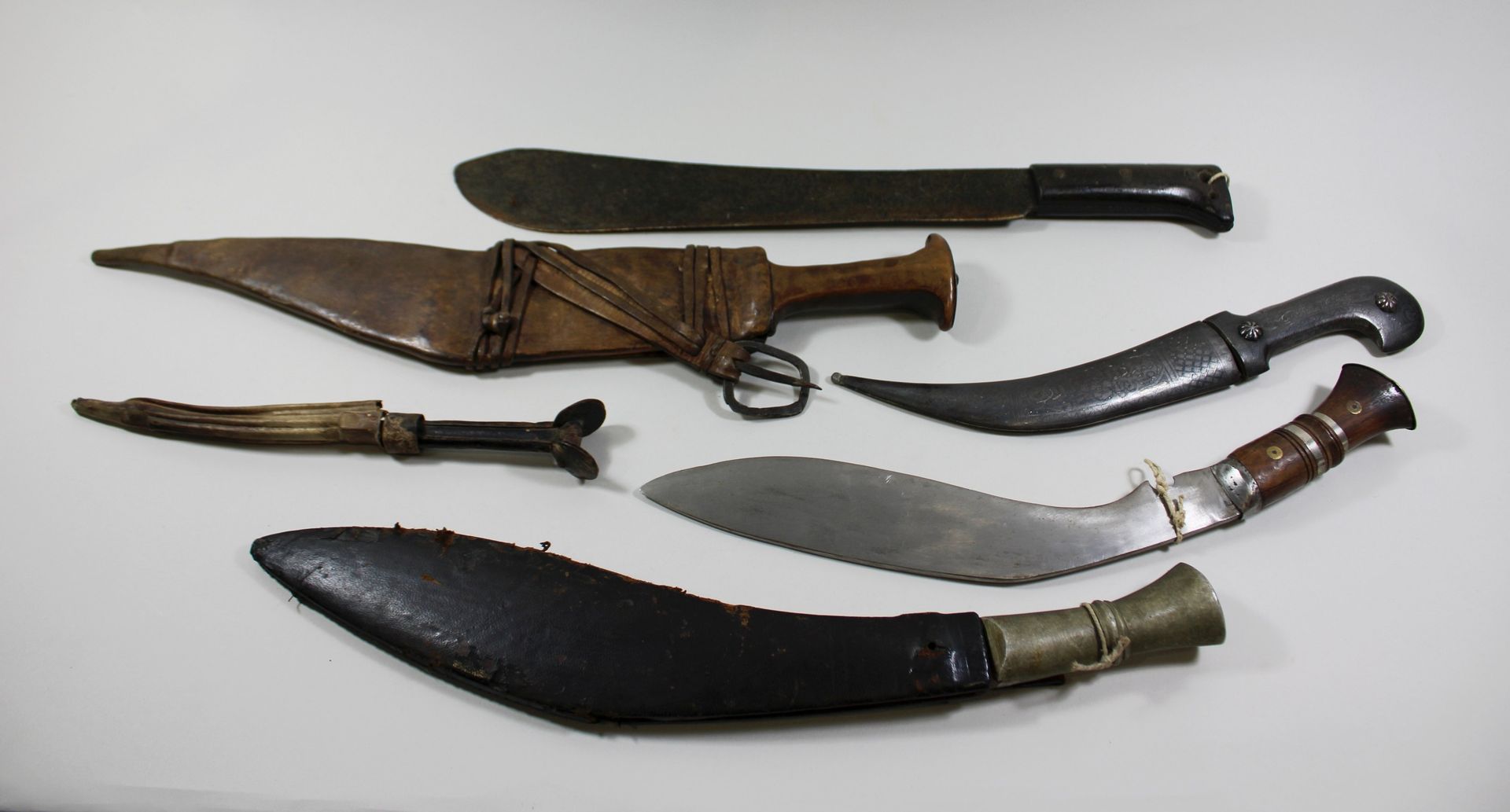 Null Konvolut Messer 6 Tl., 1x Machete, Holzgriff, L. 49 cm, Klinge L. 37 cm, 2x&hellip;