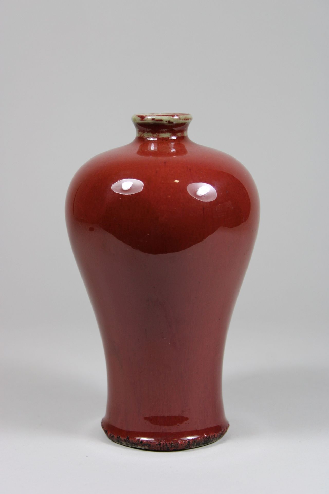 Null Meiping Vase, China, Porzellan, wohl Anfang 20. Jh., kupferrot glasiert. H.&hellip;