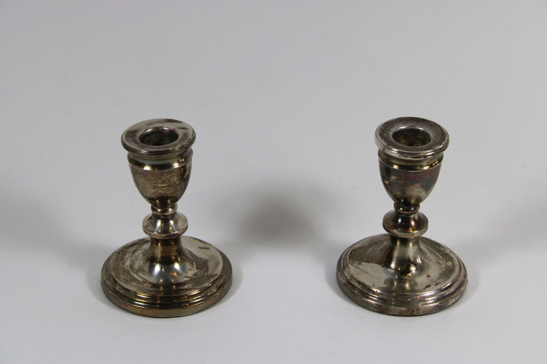 Null Pair of silver candlesticks, England late 19th/early 20th c., the foot hall&hellip;