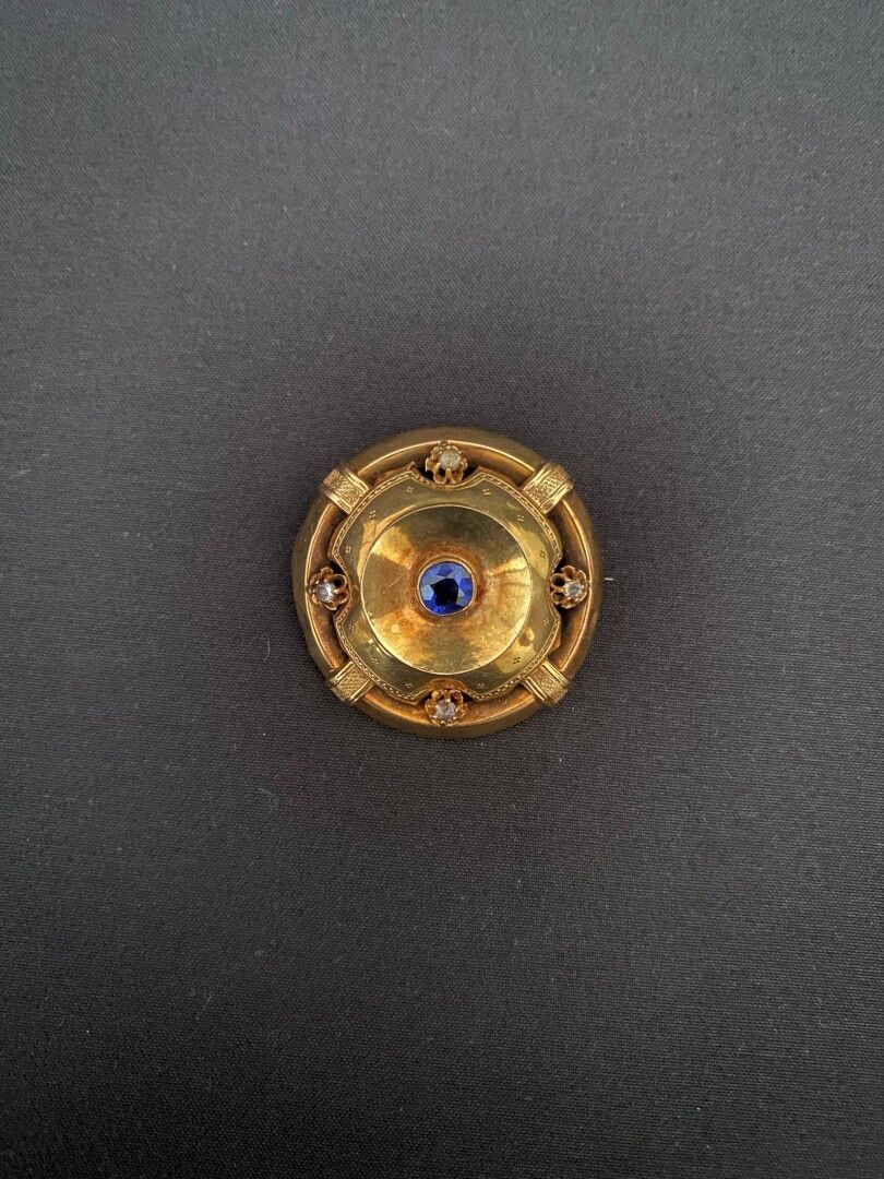 Null 18K黄金和镂空金属 "盾牌 "胸针，镶有一颗精美的蓝色宝石（小变形） - 毛重：5.1克

将由买方检查