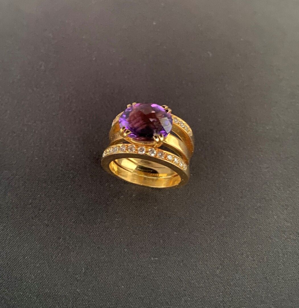 Null 18K黄金戒指，镶有两行小钻石（共26颗），围绕着一个椭圆形的切面紫水晶 - 毛重：14.4克 - - 尺寸：53