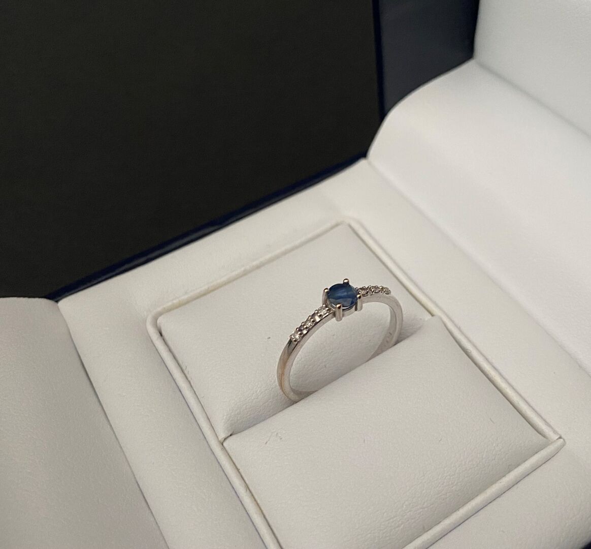 Null MAUBOUSSIN - "Capsule d'émotions passionnément "18K白金戒指，镶嵌一颗蓝宝石，周围有六颗小钻石 - &hellip;