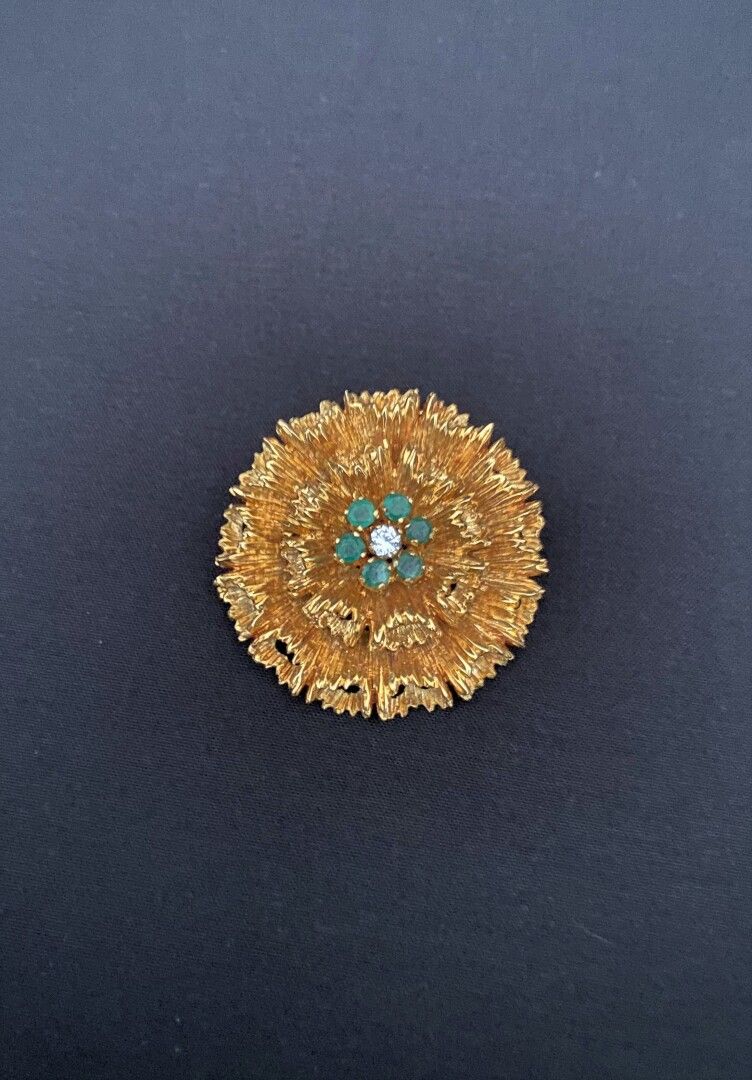 Null Dandelion" brooch in 18k yellow gold, the pistil adorned with a small diamo&hellip;