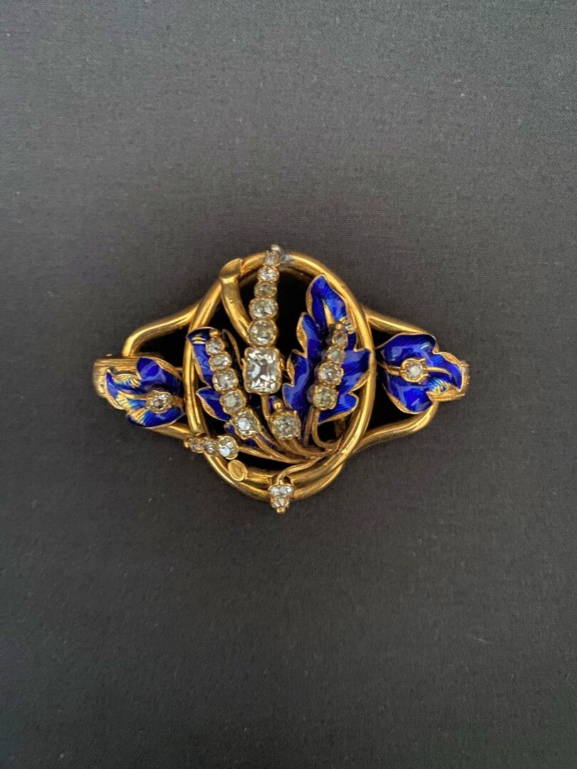 Null 18k yellow gold openwork brooch with blue enameled floral motifs (wear) and&hellip;