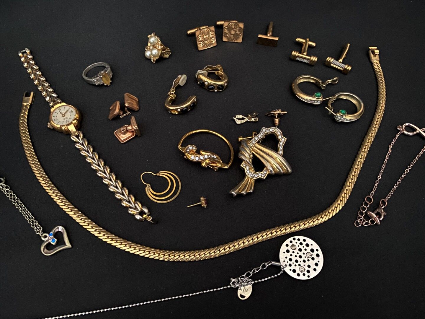Null 一批服装珠宝，包括：925°银戒指，英式网状镀金金属项链，镀金金属女士腕表，表盘上有DIMA字样，2条镀银金属项链和吊坠，3对袖扣，1个袖扣，2对耳环&hellip;