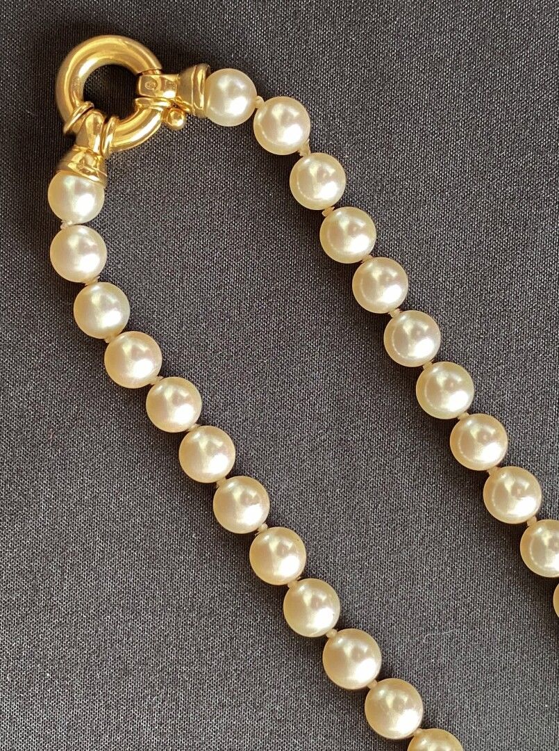 Null Necklace of 47 cultured pearls, clasp in 18k yellow gold
