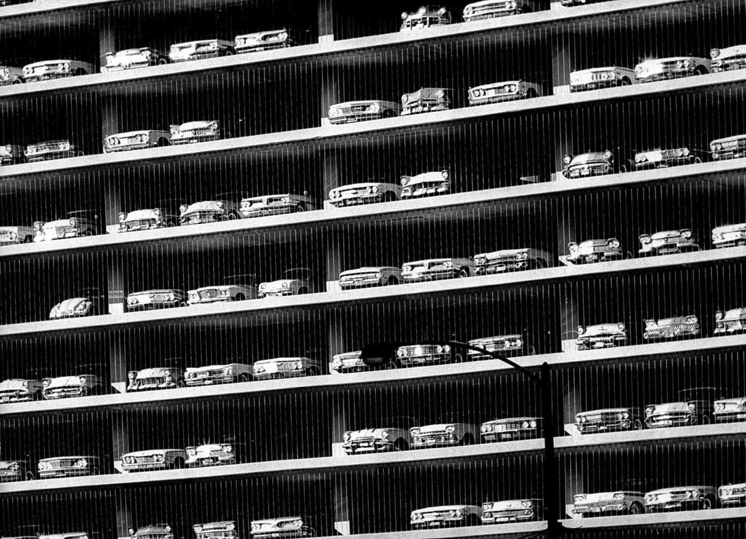 Andreas Feininger 
安德烈亚斯-费宁格（1906-1999）--《生命之眼》--芝加哥的新车库。美国伊利诺伊州，1961年--黑白照片（展出5&hellip;