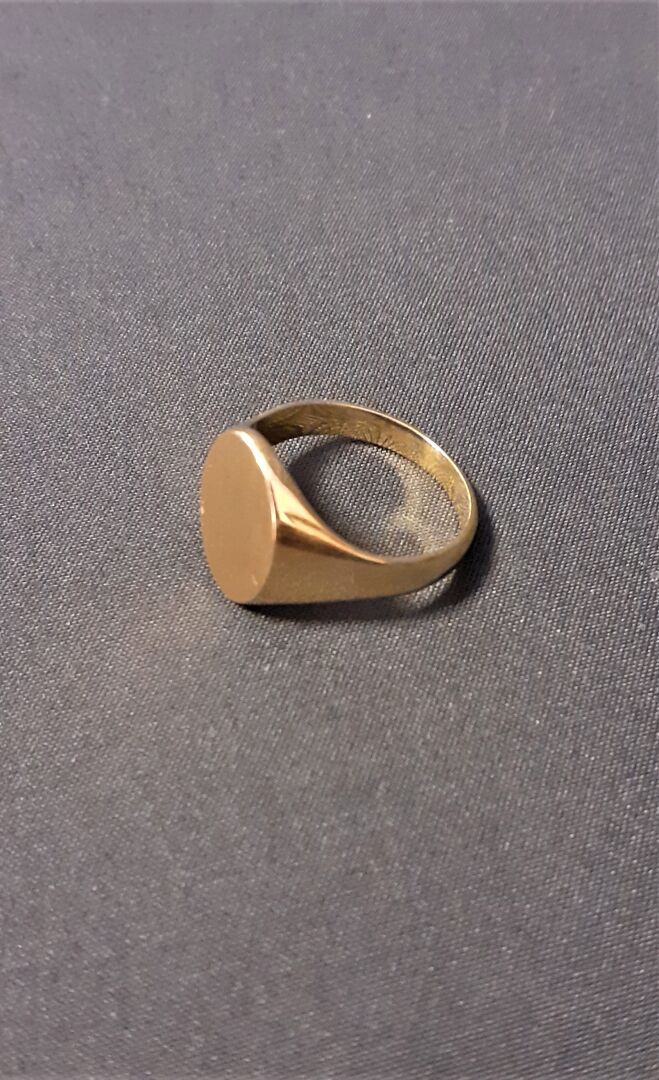 Null 
Massiccio anello con sigillo in oro giallo 18 ct - P : 8,3 g - Misura del &hellip;