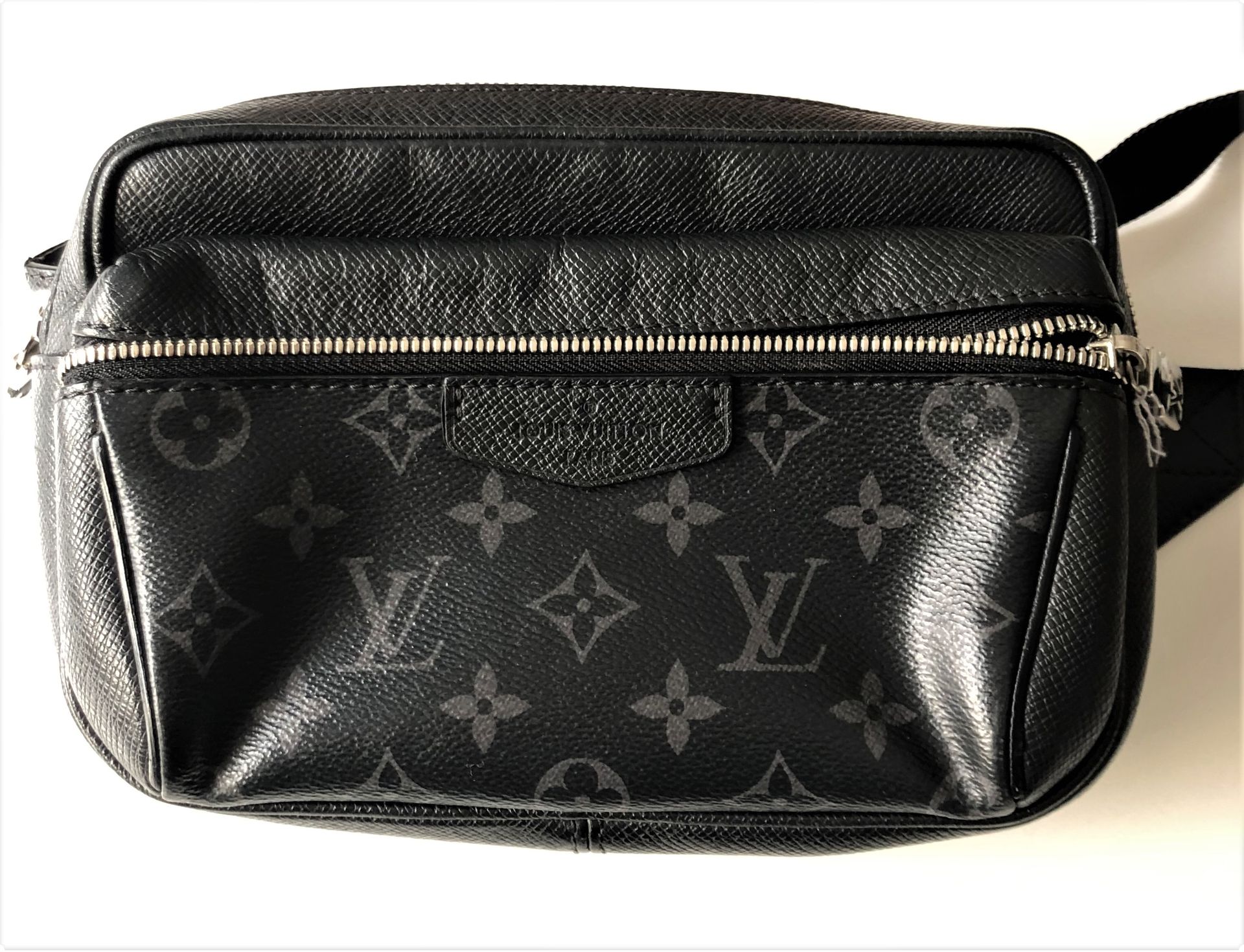 Null LOUIS VUITTON. Borsa a tracolla. Modello marsupio da esterno. Monogrammato &hellip;