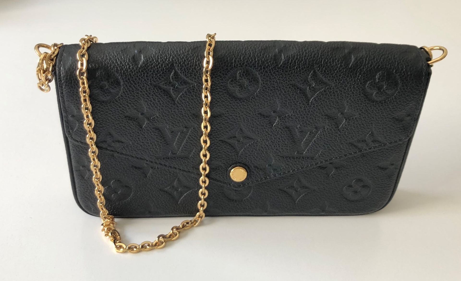 Null LOUIS VUITTON. Bolso de mano tipo clutch. Modelo Felicie en piel negra con &hellip;