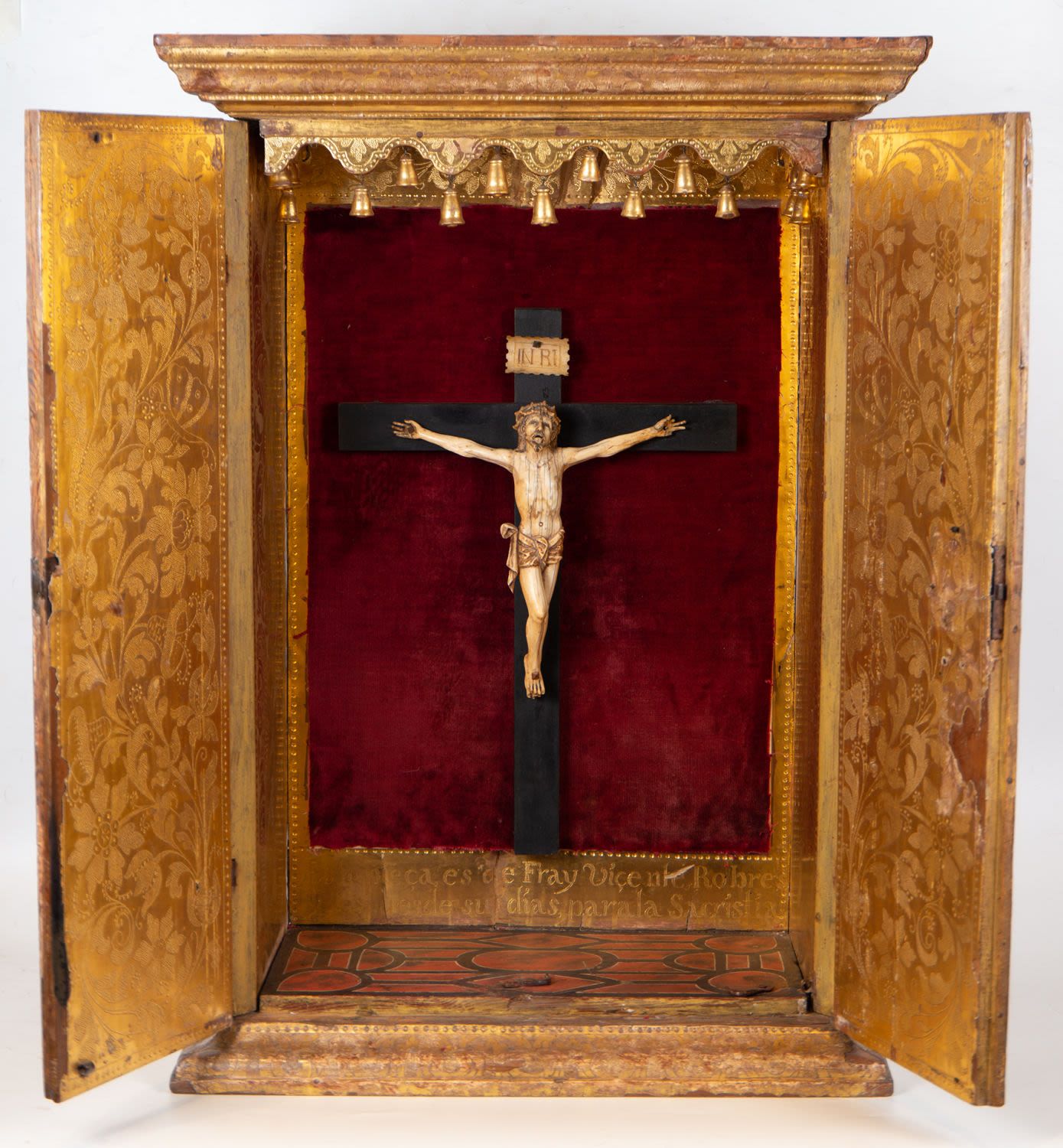 Polychrome Portable Altar with Christ in Ivory, Spain, 16th century Niche en boi&hellip;