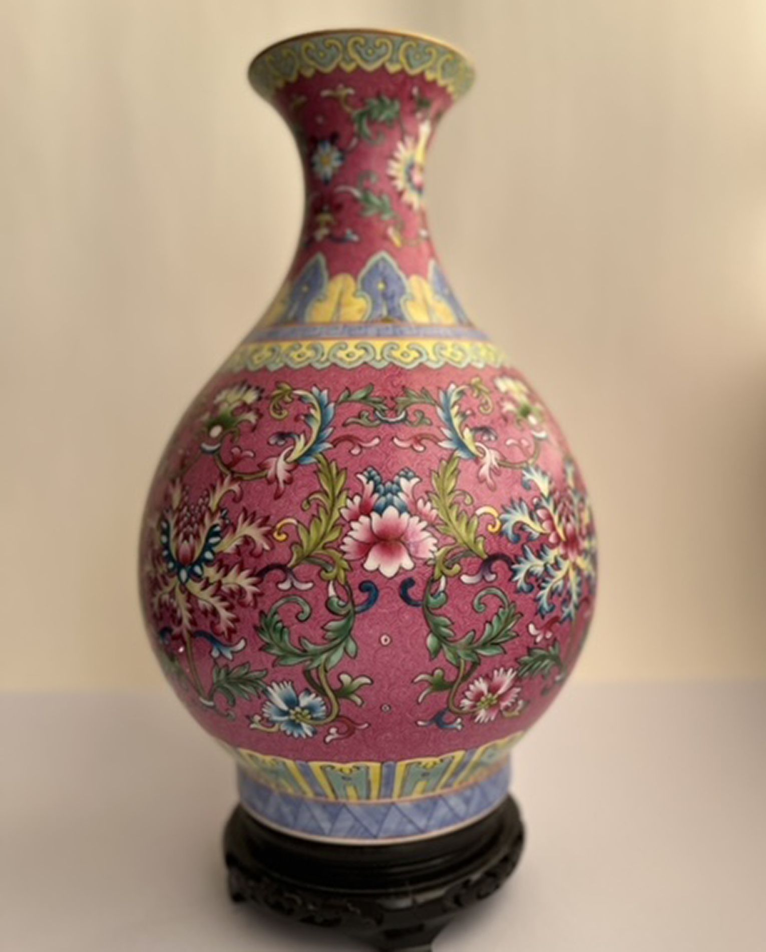 Vase with chrysanthemum, famille rose enamels, China, 20th century 高31厘米