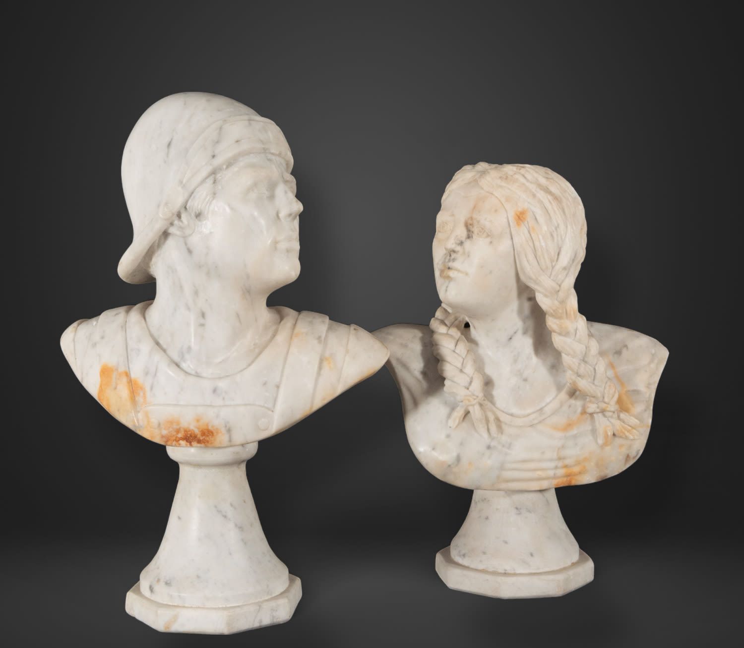 Null Paire de bustes décoratifs d'un légionnaire et d'une jeune fille romains, e&hellip;