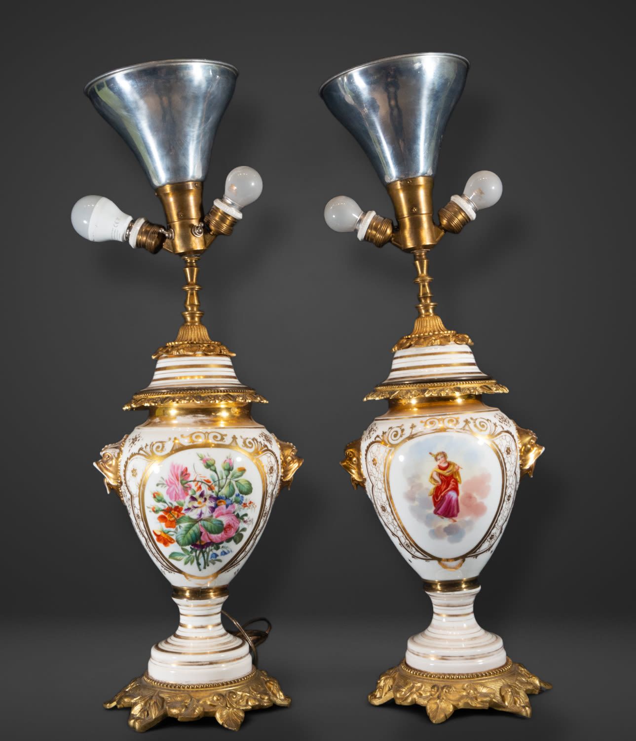 Null Paire de vases en porcelaine transformés en lampes, 19e siècle.
Dimensions &hellip;