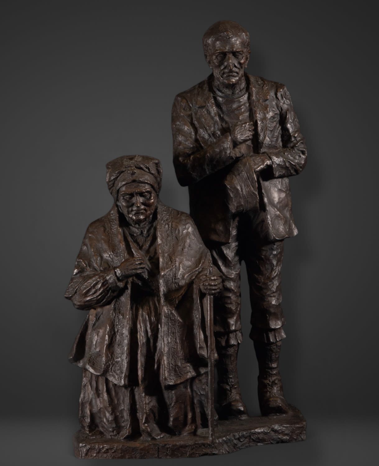 Null Couple de vieillards en bronze, 19e - 20e siècles
Dimensions : 43 x 22 x 15&hellip;