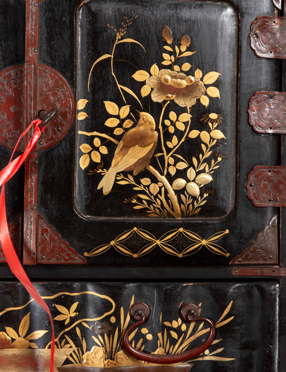 Null Exquise armoire de table japonaise Meiji en bois laqué et doré, 19e siècle
&hellip;