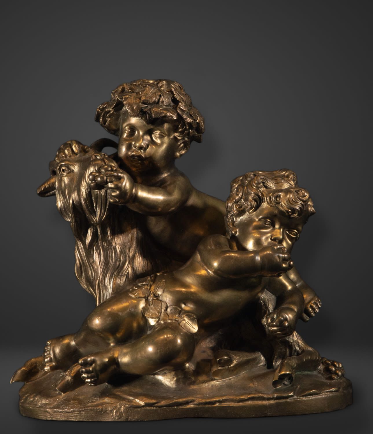 Null Sculpture allégorique des Beaux-Arts français représentant deux Amours grim&hellip;