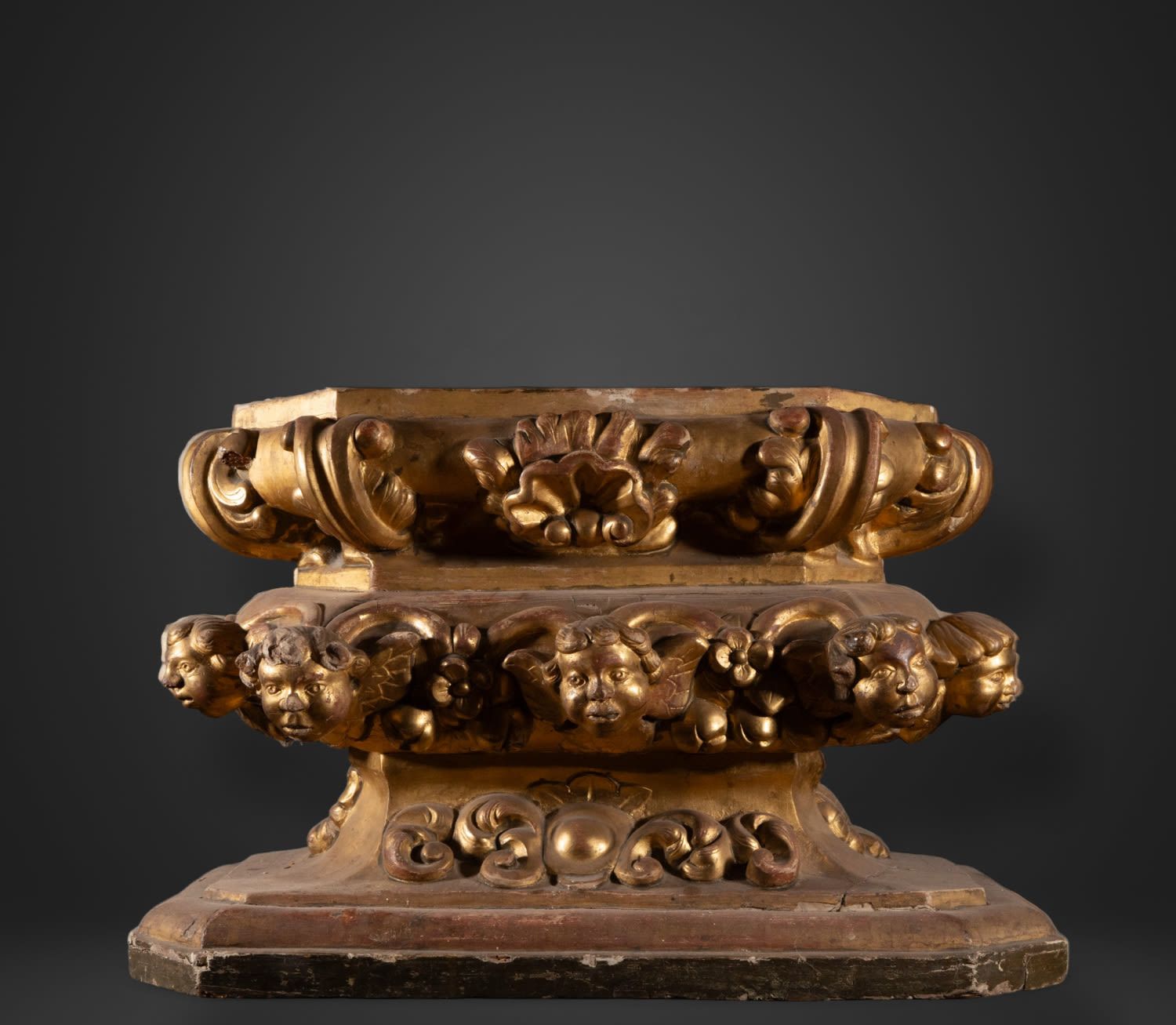 Null Grand piédestal baroque italien en bois doré à la feuille d'or
Dimensions :&hellip;