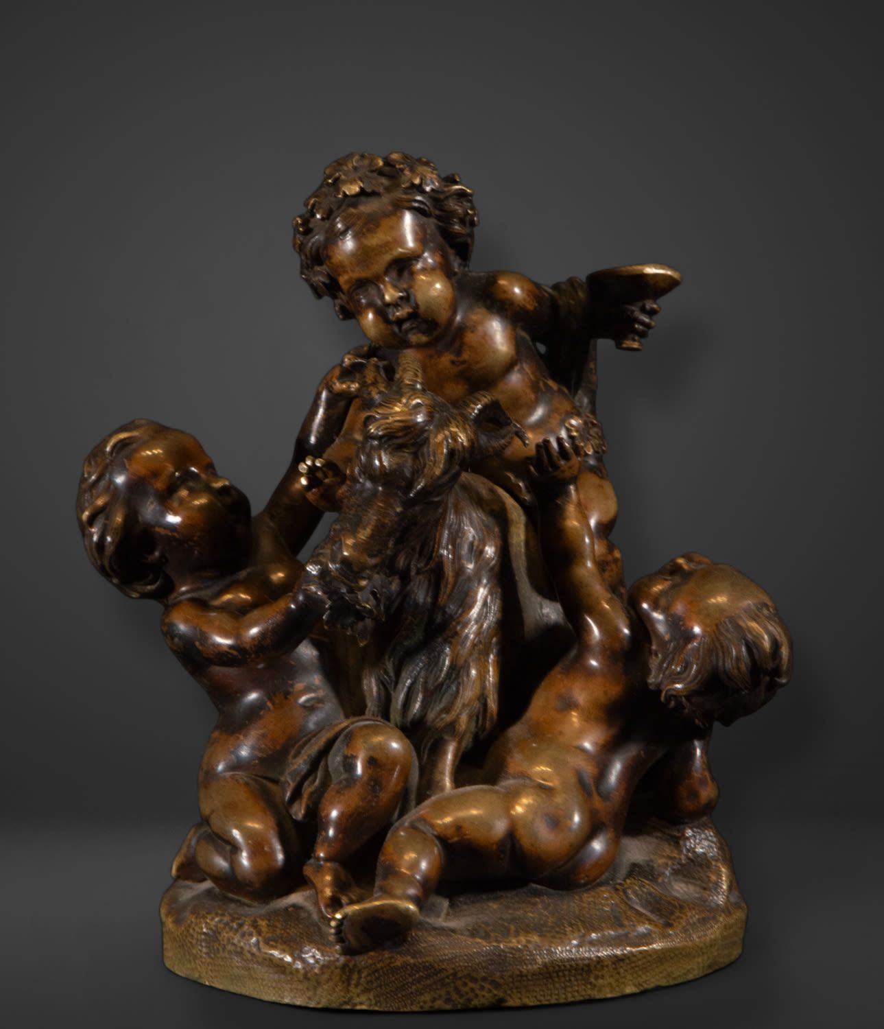 Null Sculpture allégorique en bronze représentant Amours jouant avec une chèvre,&hellip;