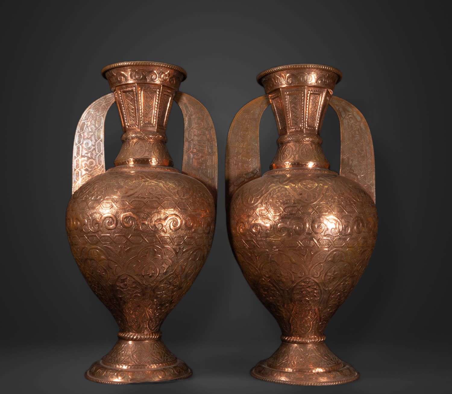 Null Paire de grands vases en cuivre repoussé de style "Alhambra", Andalousie Gr&hellip;