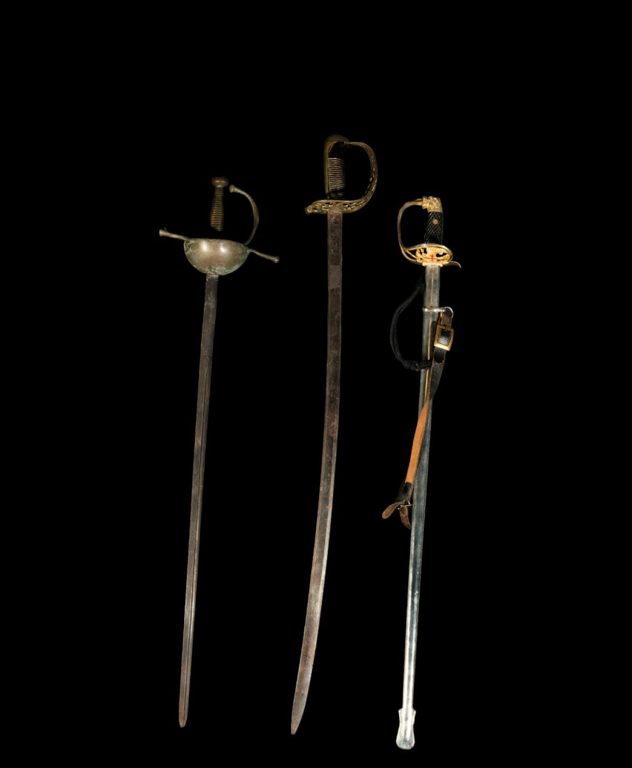 Null Lot de deux sabres et d'une épée cazuela, l'un d'eux provenant de la Royal &hellip;