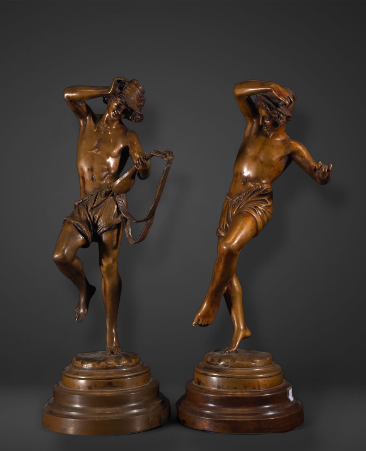 Null Paire de bronzes représentant un musicien et une danseuse, signés par Alber&hellip;