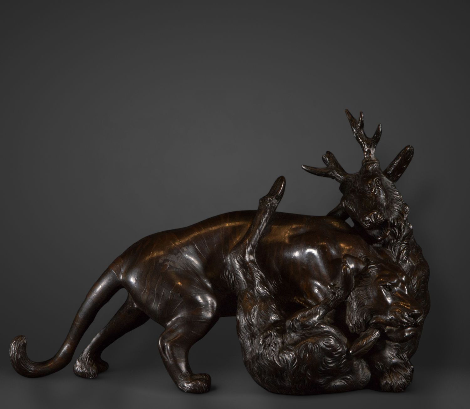 Null Belle sculpture en bronze d'un lion chassant un cerf, 19e siècle
Dimensions&hellip;