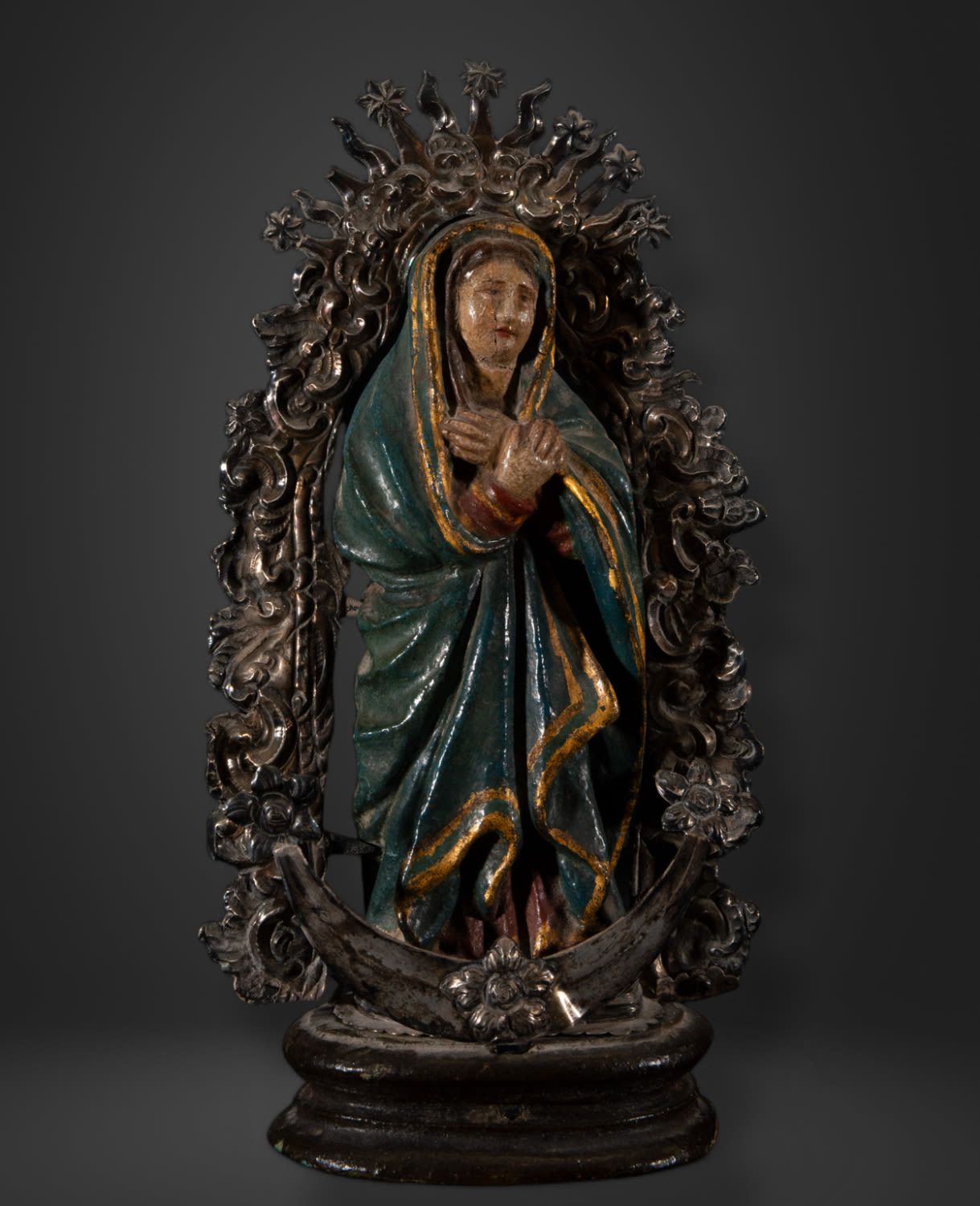 Null Exquise Vierge de Los Dolores en albâtre Huamanga polychrome et argent, œuv&hellip;