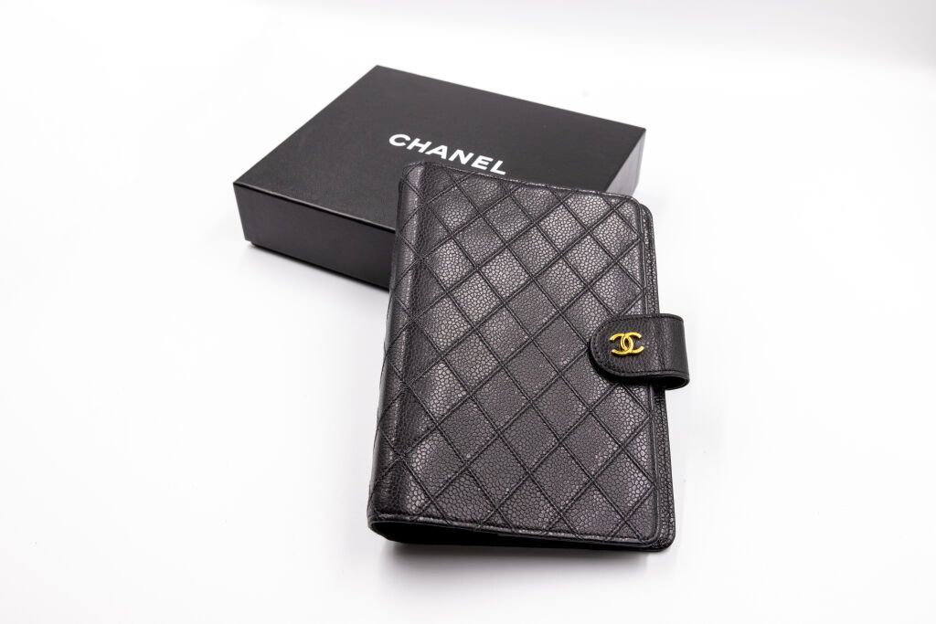 Null CHANEL
Black leather notebook holder with rhombic decoration, snap closure &hellip;