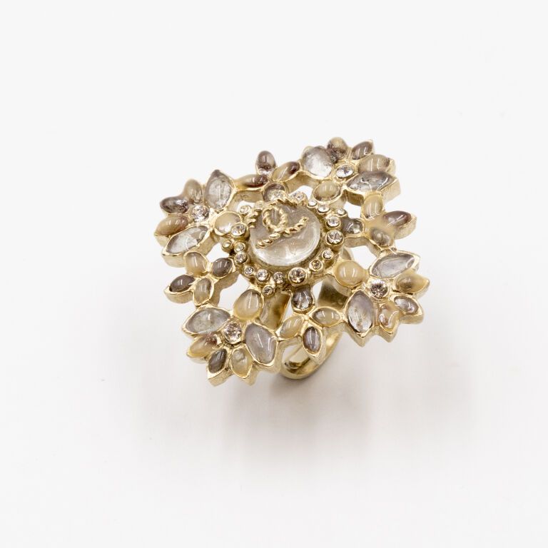 Null 香奈儿
以彩色宝石装饰的花朵为特色的金属戒指。
已签名。
手指尺寸：53/54。