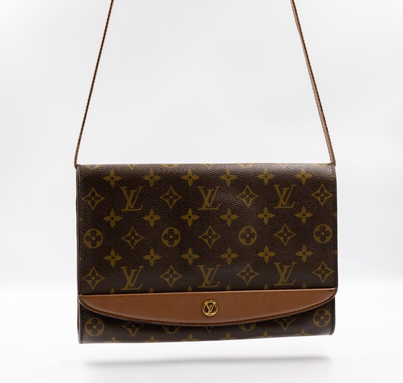 Null LOUIS VUITTON
Bordeaux" clutch bag in monogram canvas and brown leather, fl&hellip;
