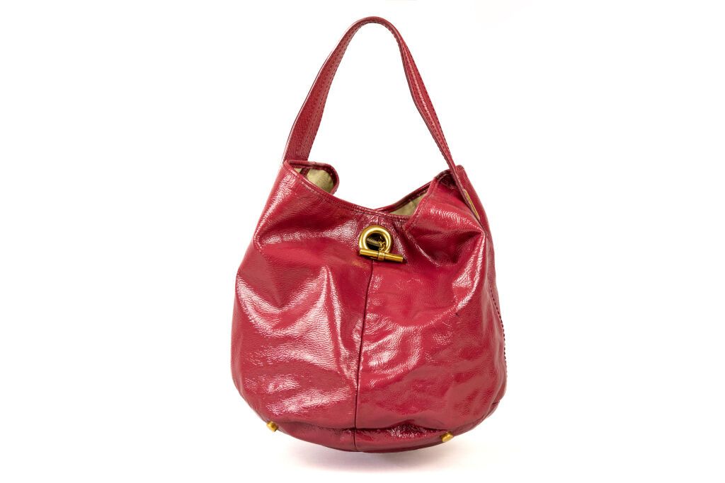 Null YVES SAINT-LAURENT
Pink patent leather handbag, gold metal frames.
Width: 3&hellip;