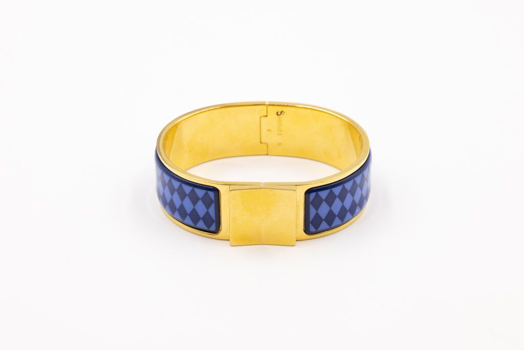 Null HERMES
Bracelet Clic Clac en métal doré à décor émaillé bleu de losanges.
L&hellip;
