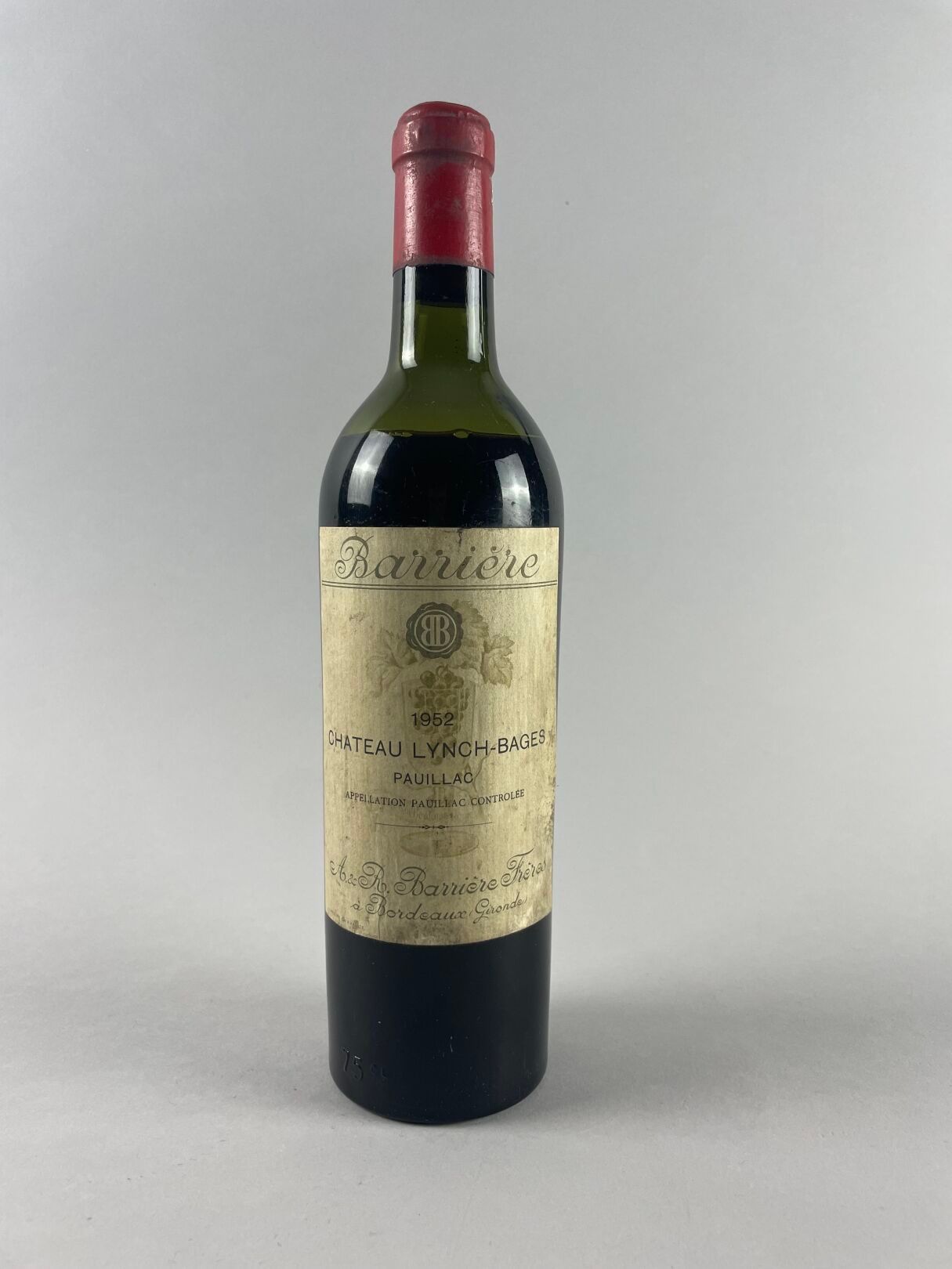 Null PAUILLAC
Château Lynch-Bages, 1952.
A & R Barrière Frères.
1 bouteille.
Niv&hellip;