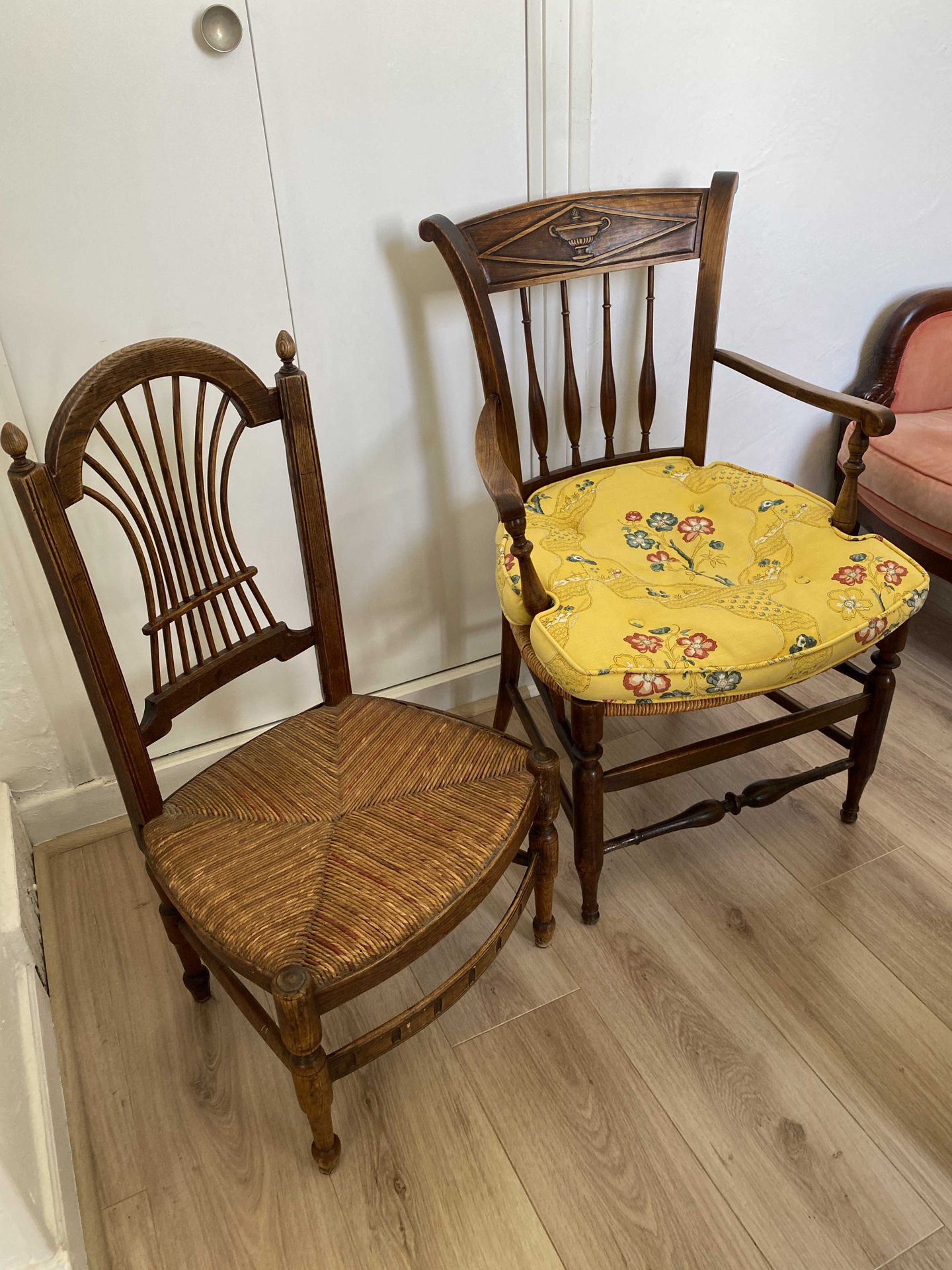 Null Set bestehend aus einem Sessel und einem Stuhl aus Stroh.

19. Jahrhundert