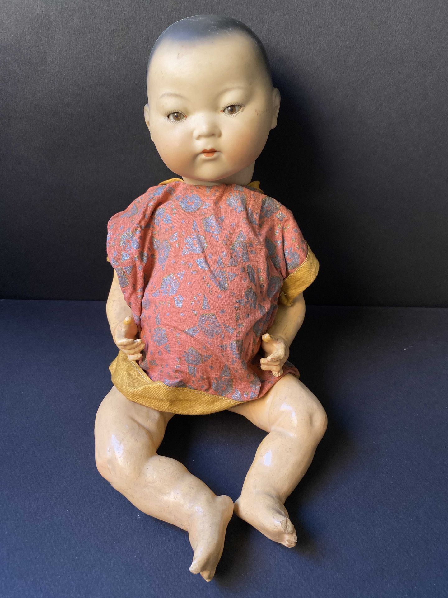 Null 阿曼德-马赛(1865-1925)

中国娃娃，瓷头

标记："353 / 3 1/2 "在颈部

高：27厘米（事故）。