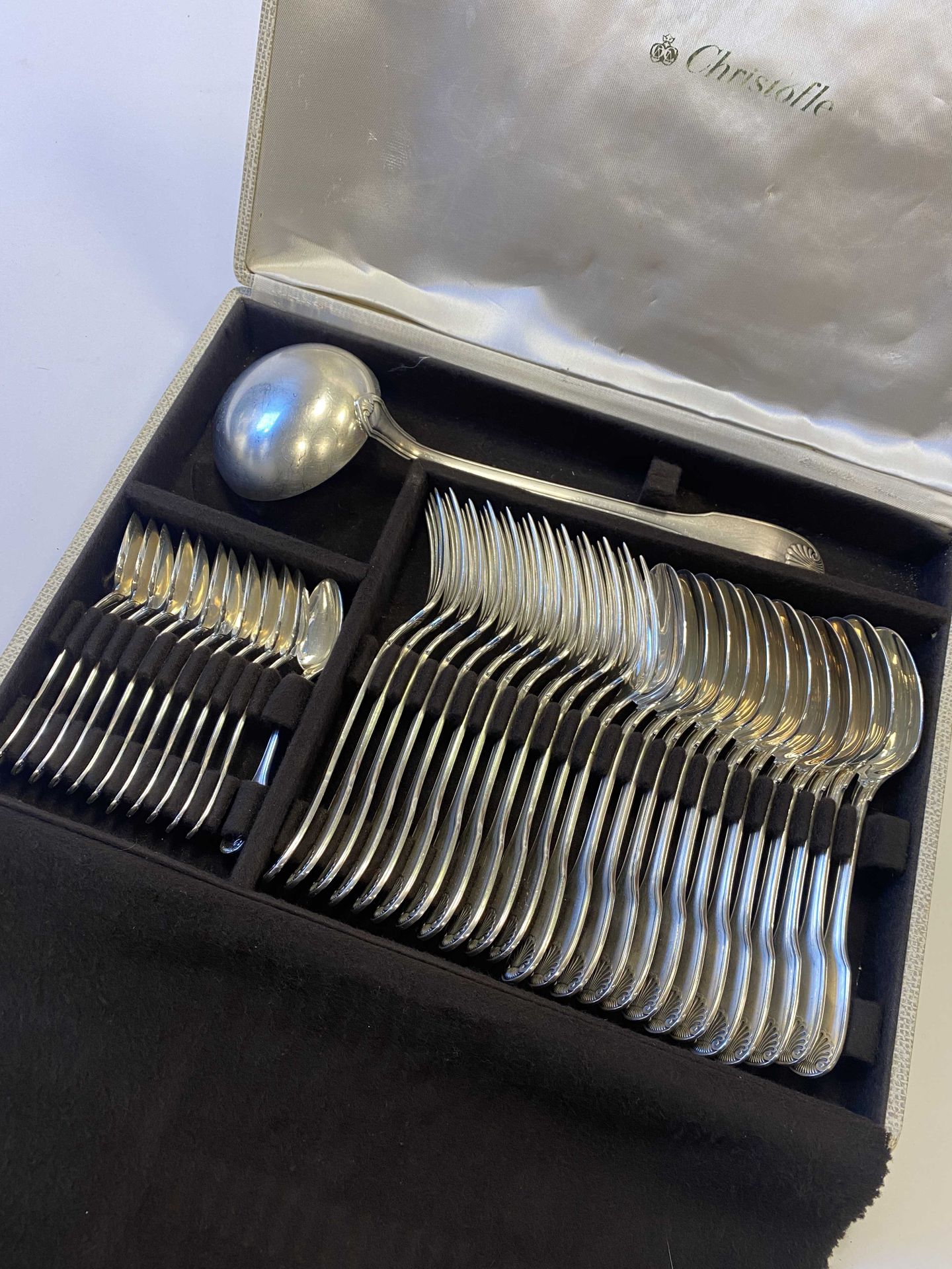 Null 姬斯多福（CHRISTOFLE）

一套38件的家庭用品的一部分，包括12个咖啡勺，12个叉子，12个大勺子，一个勺子和一对钳子，在它的盒子里