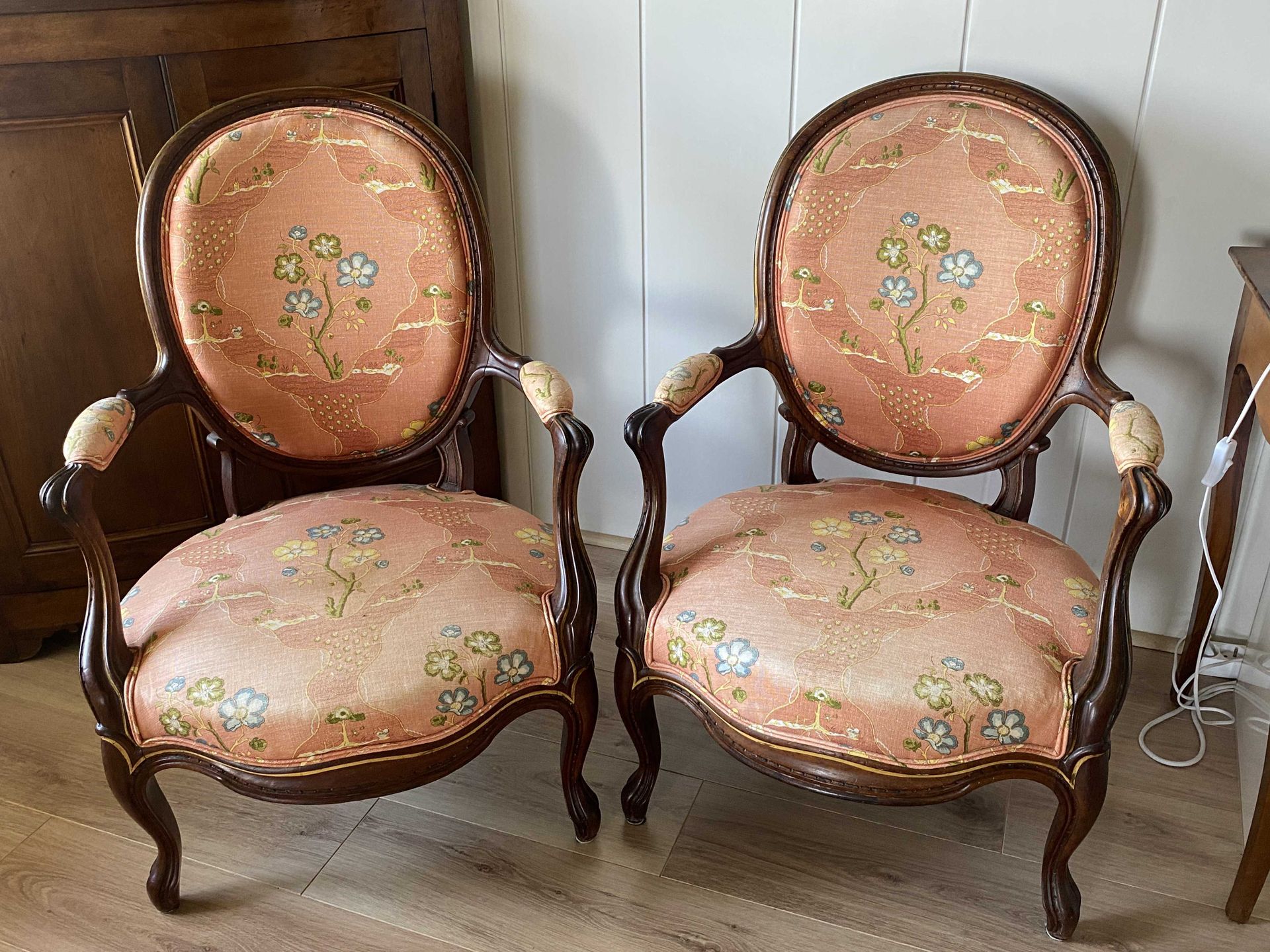 Null Paar Medaillon-Sessel aus natürlichem, profiliertem Holz. 

Epoche Napoleon&hellip;