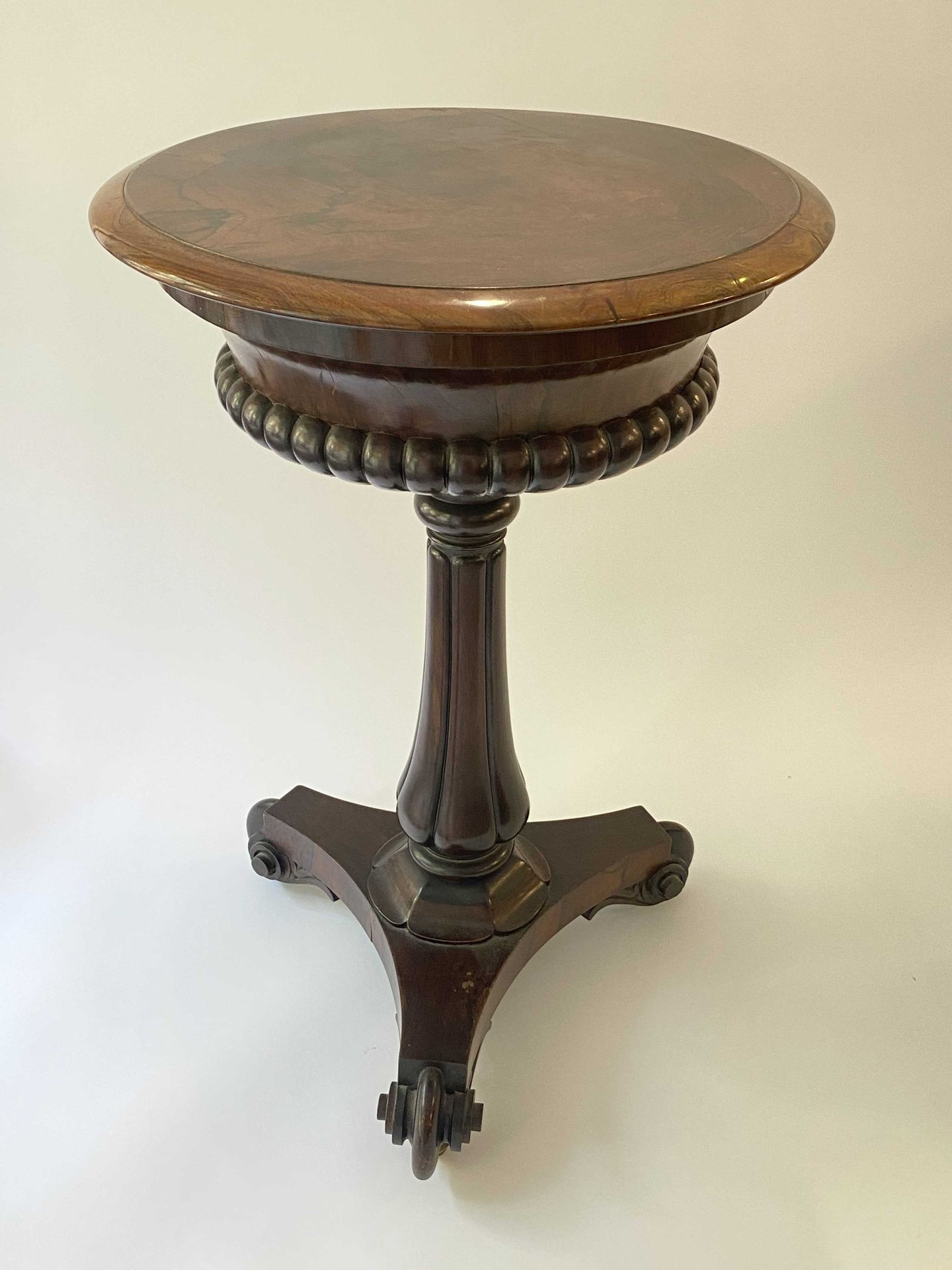 Null Small circular pedestal table in mahogany and mahogany veneer 

19th centur&hellip;