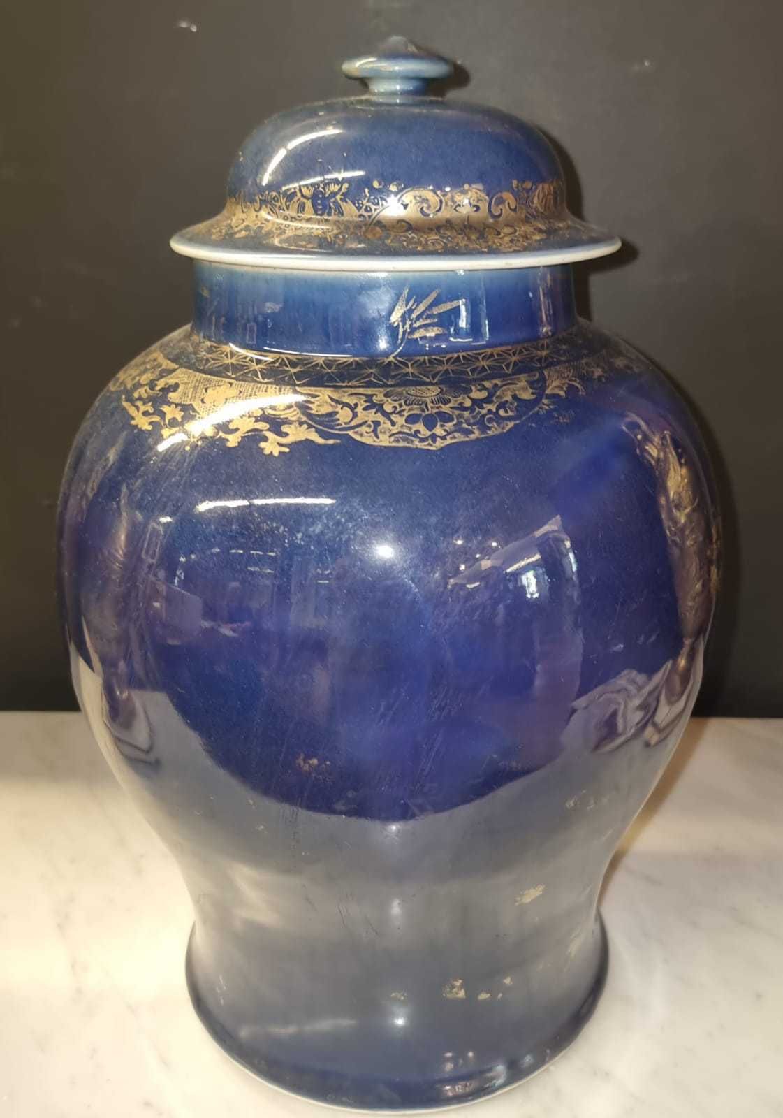 Null Potiche couverte en porcelaine 

Chine, époque Kangxi 

H : 40 cm

*Vendu s&hellip;