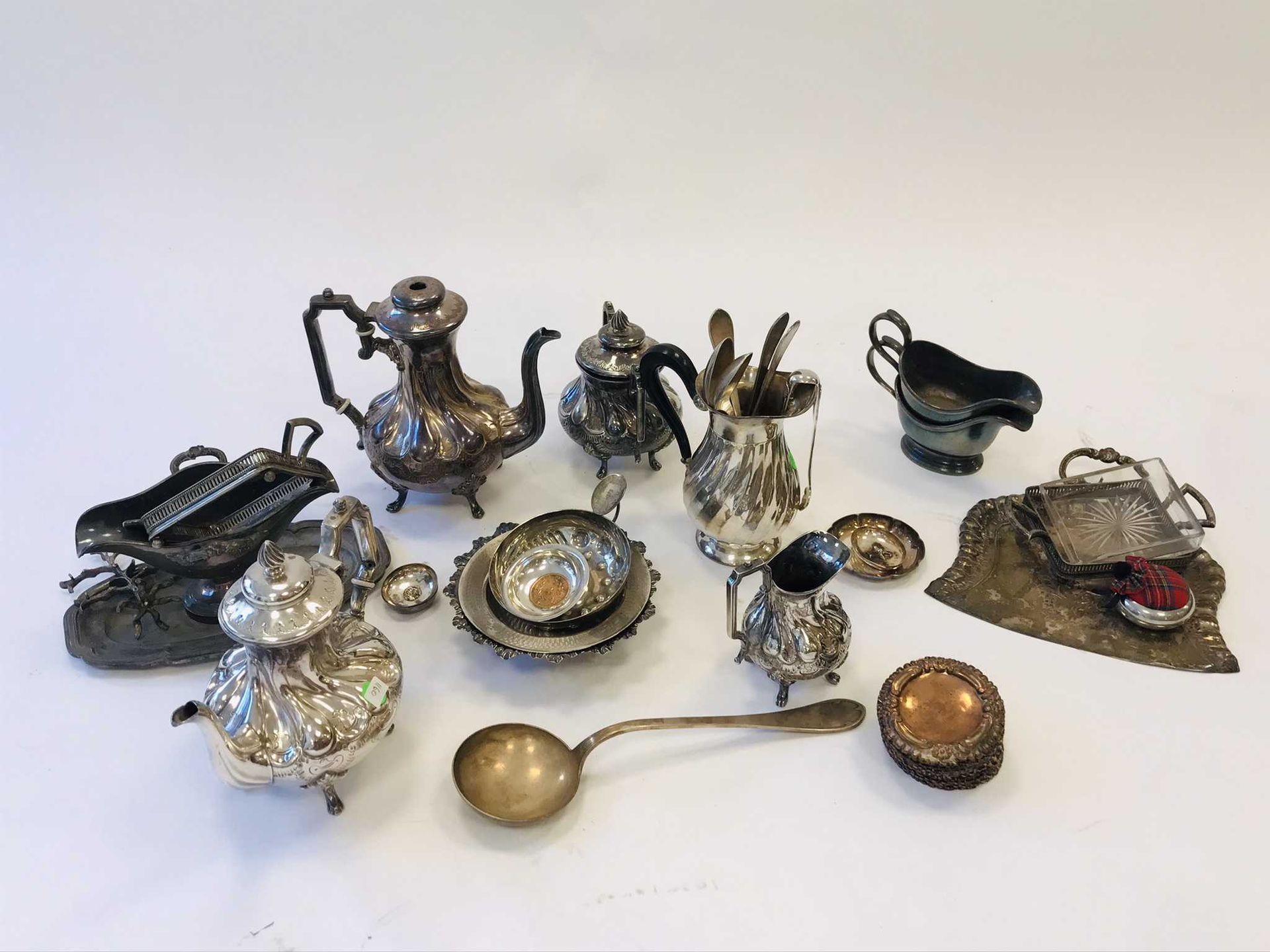 Null Lot of silver plated metal including 3 teapots, 2 milk jugs, 1 sauce boat e&hellip;