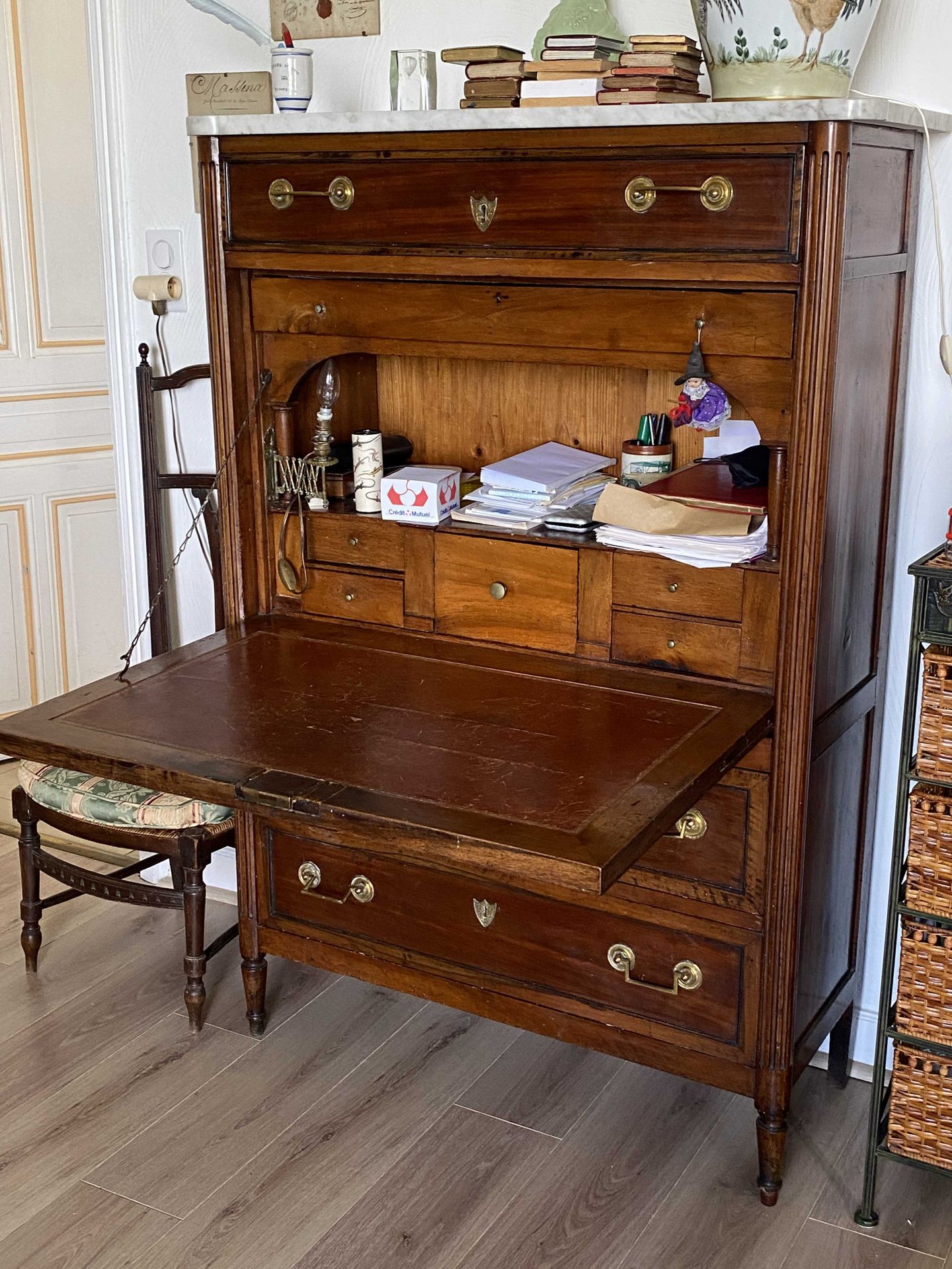 Null 桃花心木和桃花心木饰面的办公桌，上部有一个抽屉，下部有一个挡板和两个抽屉。大理石顶部。

路易十六时期