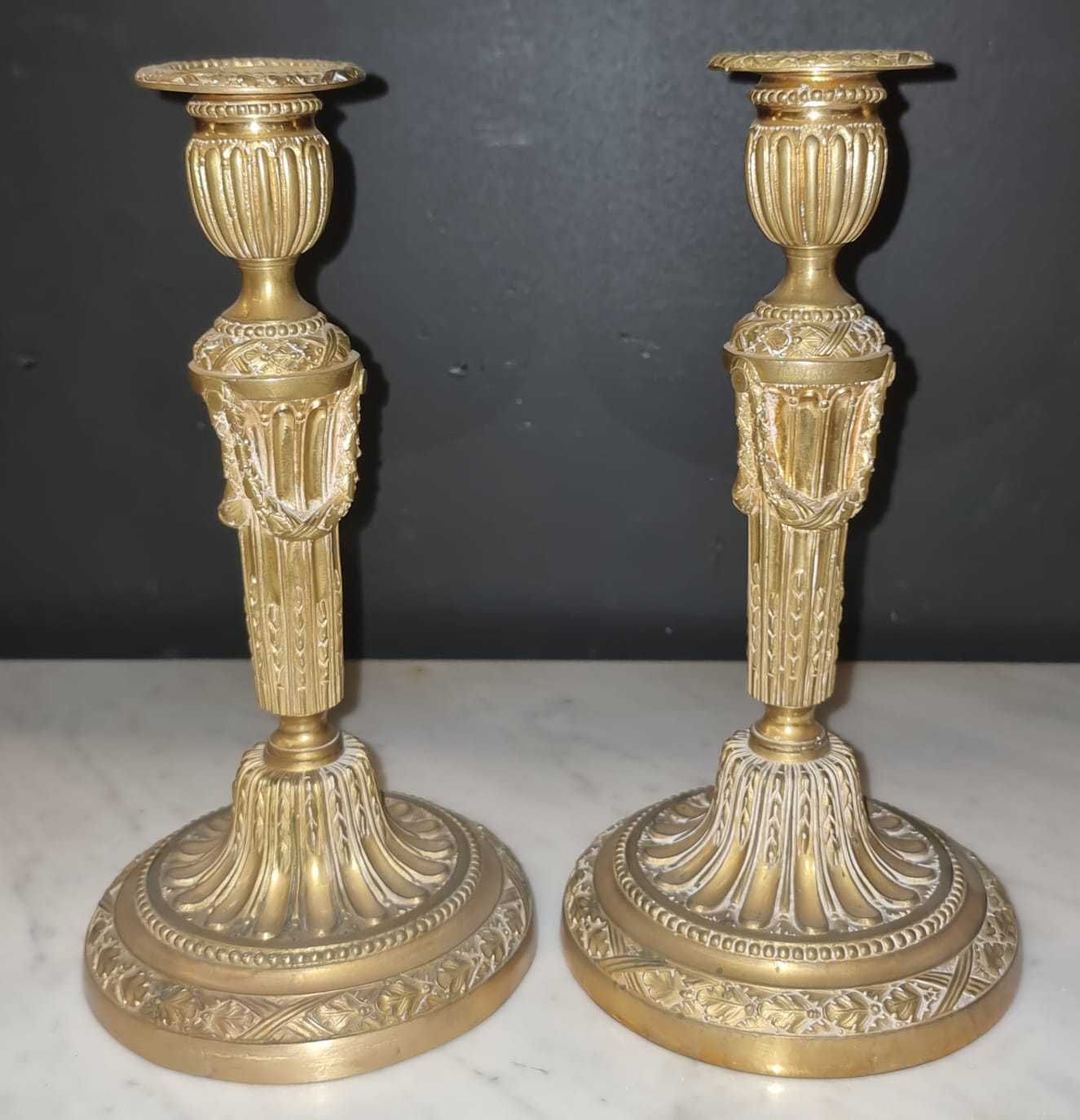 Null Paire de bougeoirs en bronze ciselé et doré

Epoque Louis XVI

H : 27 cm 

&hellip;