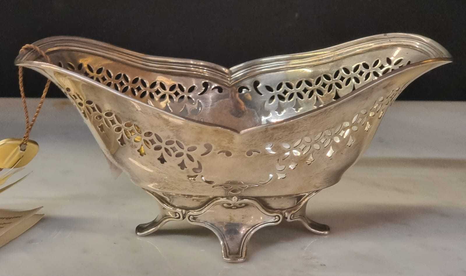 Null TIFFANY

Openwork silver bowl resting on four feet. 1907-1938

Signed and s&hellip;