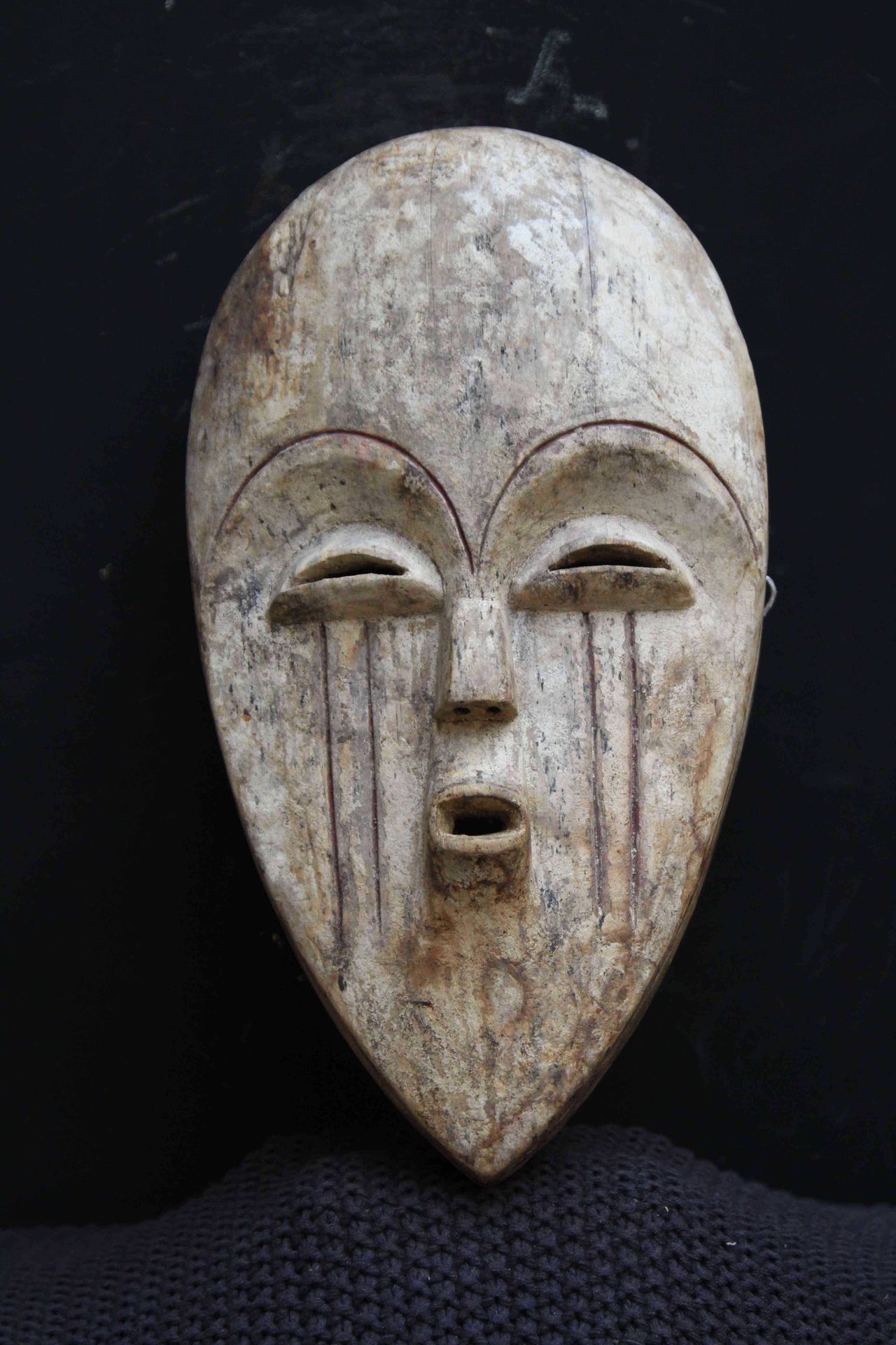 Null Vuvi面具
加蓬
木头
高度：34厘米
面具上有一个发白的心形脸。眼睛是半月形的，鼻子很小，穿有两个鼻孔，方形的嘴向前抬起，是开放的。脸颊上有垂直的&hellip;